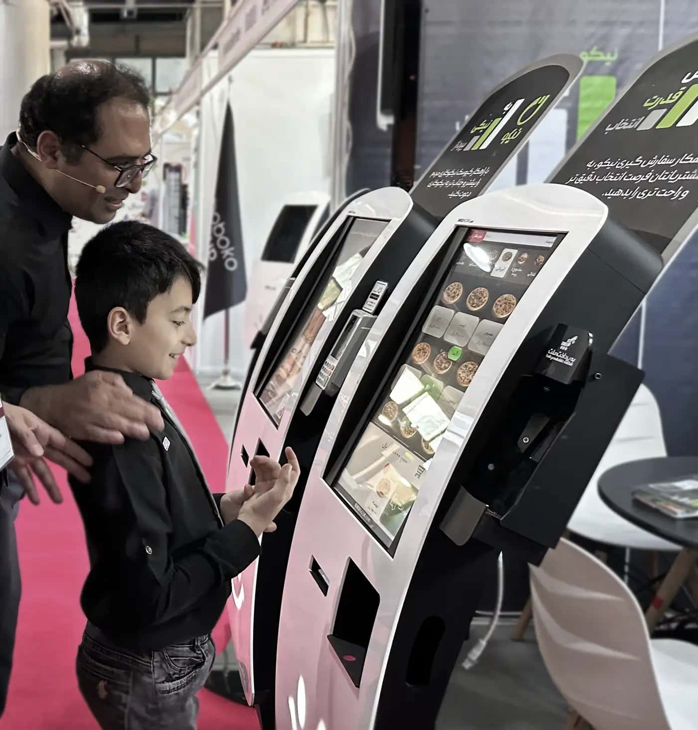 standing-kiosk-21-interaction